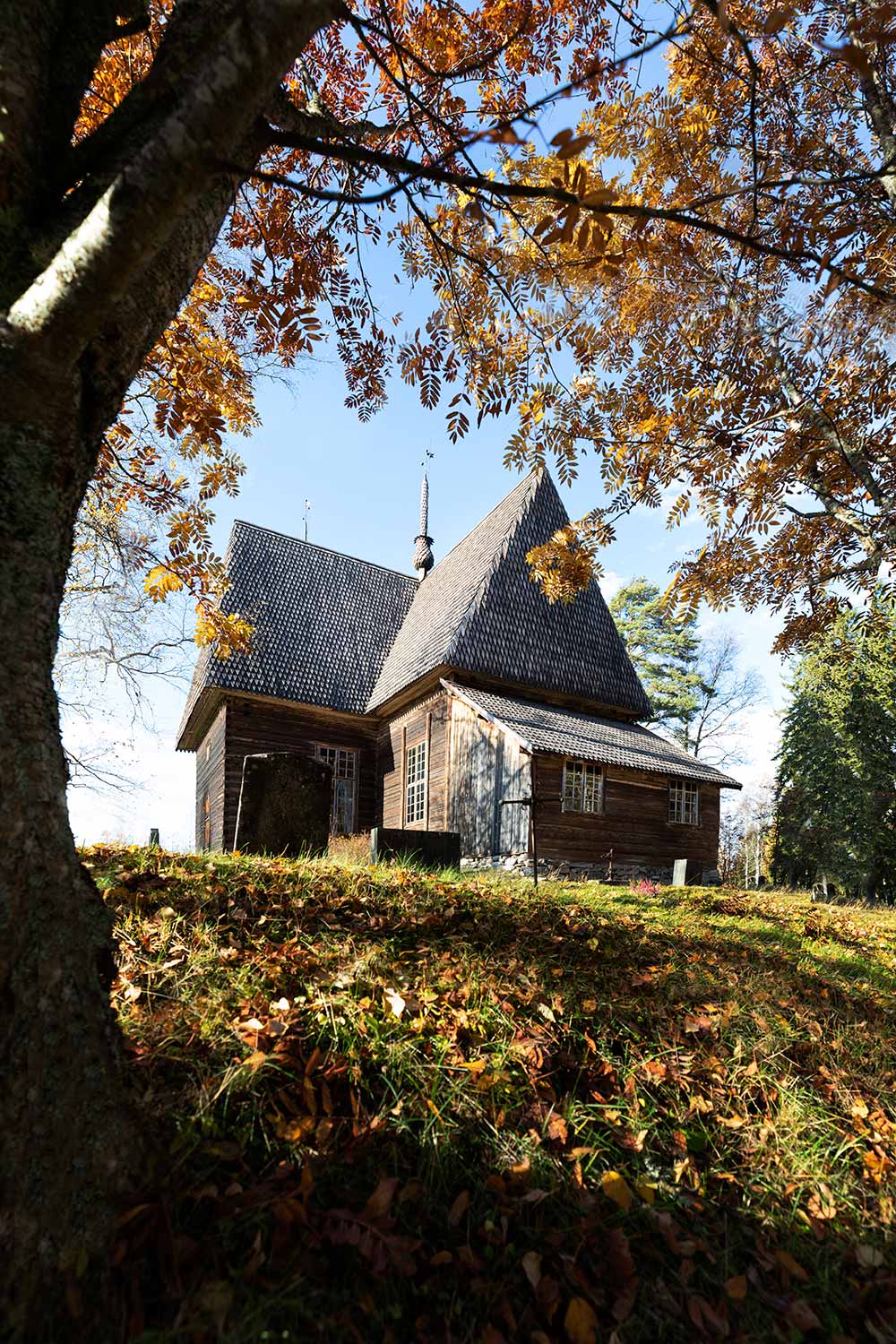 Syksyinen Petäjäveden vanha kirkko